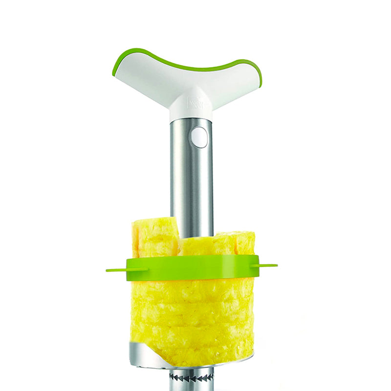 Utensilio para piña, con mango blanco y verde, cuerpo de metal y rodajas de piña amarilla.