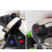 Couvercle de cocotte-minute noire avec poignée ergonomique, boutons colorés et écran, posé sur une surface claire.