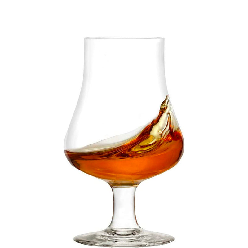 transparent tasting glass en verre avec ambre liquid in motisur sur fsurd blanc