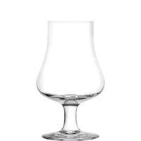 Verre transparent en verre avec coupe arrondie, tige courte et base large, fond blanc neutre