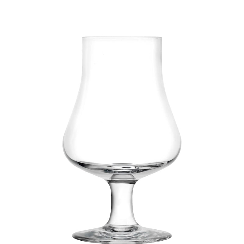 Verre transparent en verre avec coupe arrondie, tige courte et base large, fond blanc neutre