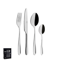 Set di posate in acciaio inox lucido, comprendente un coltello, una forchetta e due cucchiai, con confezione nera visibile a sinistra.