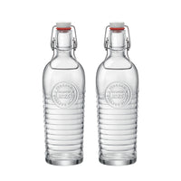 Zwei transparente Glasflaschen mit Schnapp-Verschluss, gerilltem Körper und Medaillon mit Aufschrift "Italian Quality Glass Since 1825".