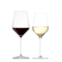 dos vasos de vidrio transparente con vino, uno con vino tinto y el otro con vino blanco, fondo blanco