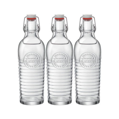 Drie transparante glazen flessen met luchtdichte metalen haaksluiting en witte dop, met reliëfopschrift "Italian Quality Glass Since 1825