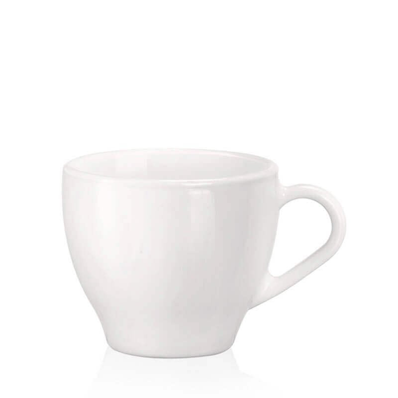 Tasse blanche, en céramique, forme ronde avec une anse, sur fond neutre.