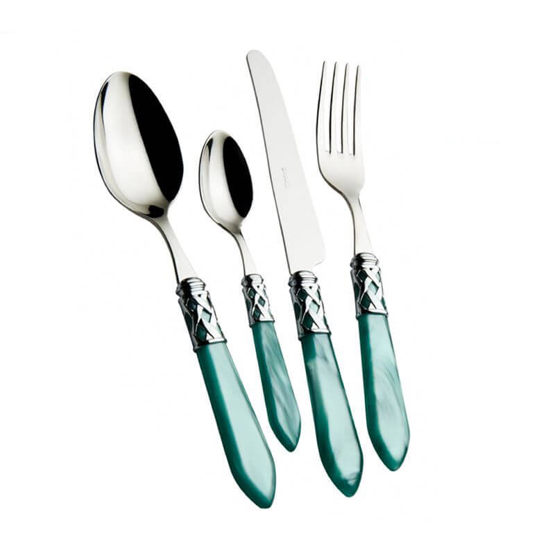 Set de cubiertos con mangos verde agua y detalles de metal pulido, compuesto por cuchara, tenedor y cuchillo.