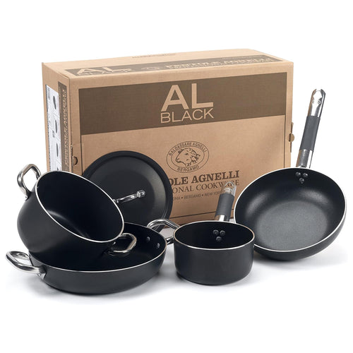 Set di quattro pentole nere con manici in metallo e silicone, con coperchio, davanti a una scatola in cartone marrone con scritte.