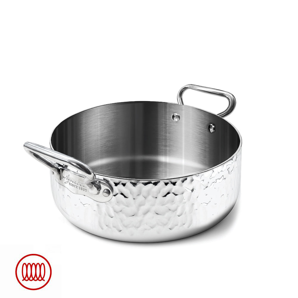 Casserole basse en acier inoxydable martelé avec deux poignées, surface intérieure lisse et réfléchissante, sur fond blanc.