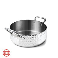 Casserole basse en acier inoxydable martelé avec deux poignées, surface intérieure lisse et réfléchissante, sur fond blanc.