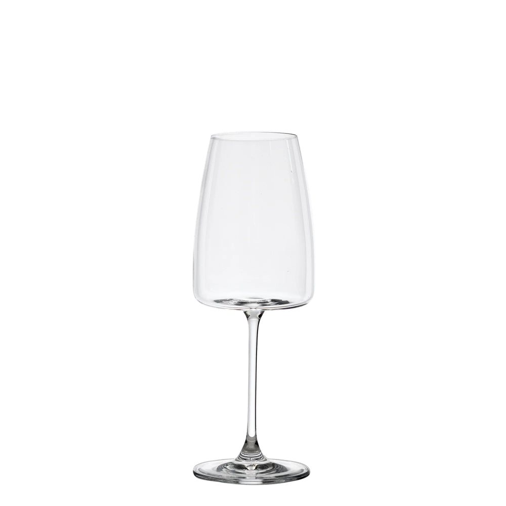 Verre à vin en verre transparent, forme élancée et base ronde, sur fond blanc.
