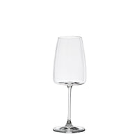 Verre à vin en verre transparent, forme élancée et base ronde, sur fond blanc.