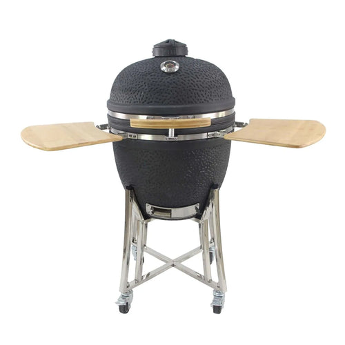 Barbecue a forma di uovo, di colore nero con superficie strutturata, montato su un supporto metallico con ripiani in legno.