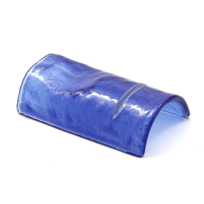Elemento curvo de cerámica esmaltada azul con reflejos brillantes sobre fondo blanco.