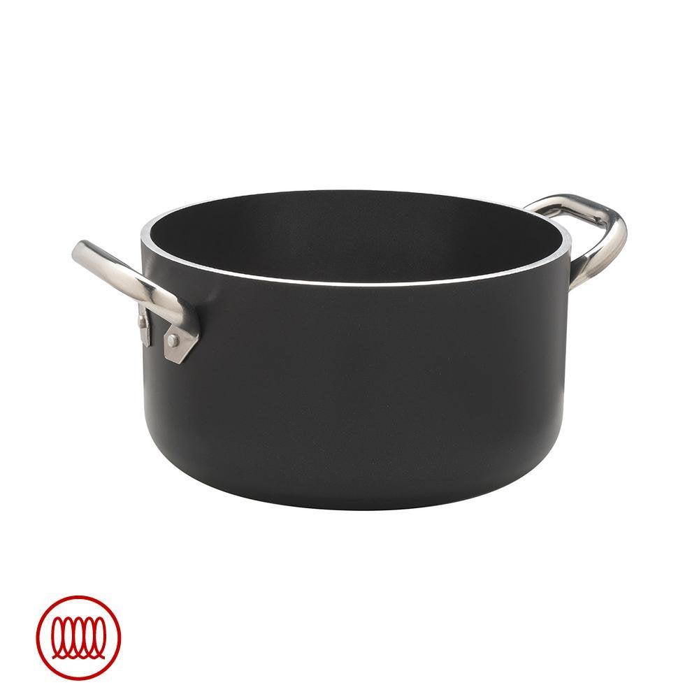 Ronde zwarte pan met mat oppervlak en twee glanzende metalen handgrepen, witte achtergrond.