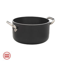 Ronde zwarte pan met mat oppervlak en twee glanzende metalen handgrepen, witte achtergrond.