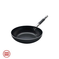 Ronde zwarte anti-aanbakpan met metalen handgreep en zwarte coating, witte achtergrond.