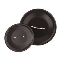 Twee ronde zwarte metalen deksels, een met glanzend metalen handvat, op witte achtergrond.