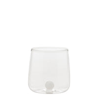 Transparant glas met afgeronde bodem op witte achtergrond