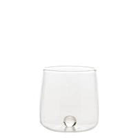 Transparant glas met decoratieve bol erin aan de basis, platte bodem, neutrale witte achtergrond