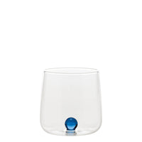Transparant glas met cilindrische vorm en blauwe bol erin op de bodem, eenvoudige witte achtergrond