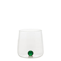 Transparant glas met afgeronde vorm en glanzende groene bol op de bodem, neutrale witte achtergrond