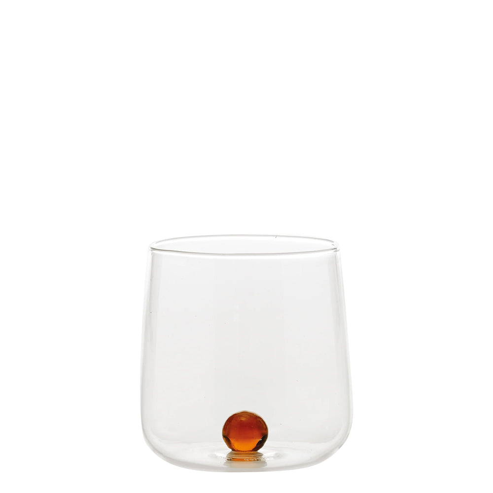 Transparant glas met amberkleurige interne ronde bodem op witte achtergrond