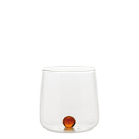 Transparant glas met amberkleurige interne ronde bodem op witte achtergrond