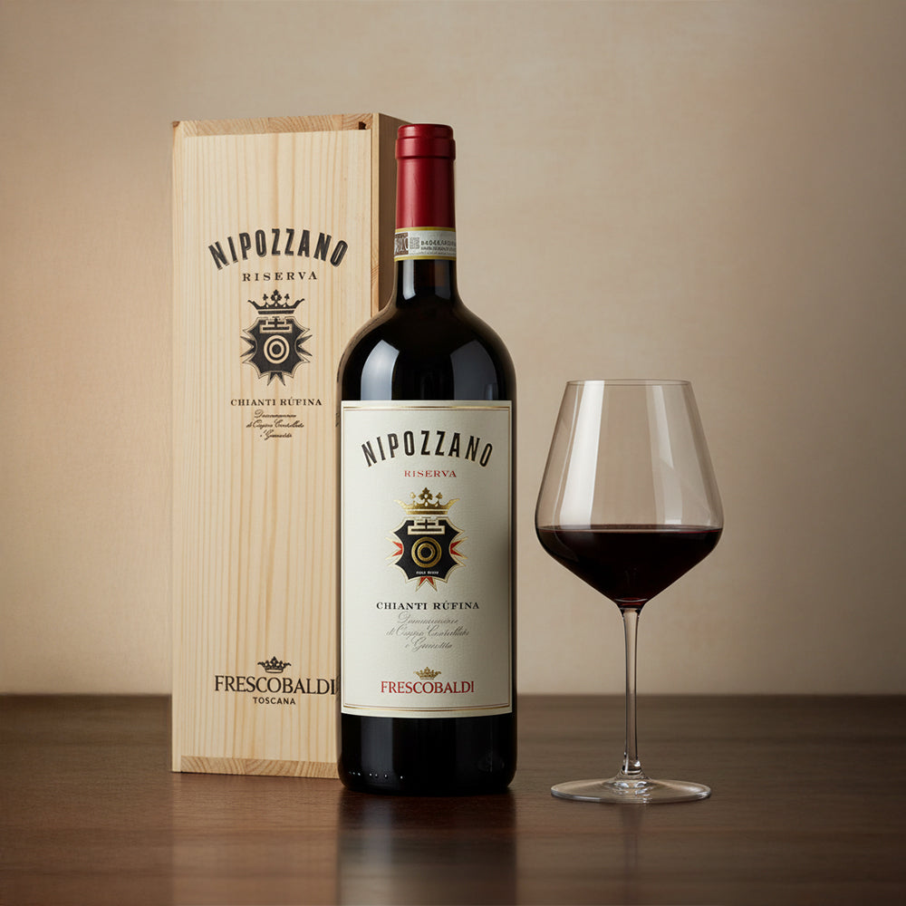 Bottiglia di vino rosso Nipozzano Riserva con etichetta bianca, tappi rosso, calice con vino e scatola di legno светлая sullo sfondo.