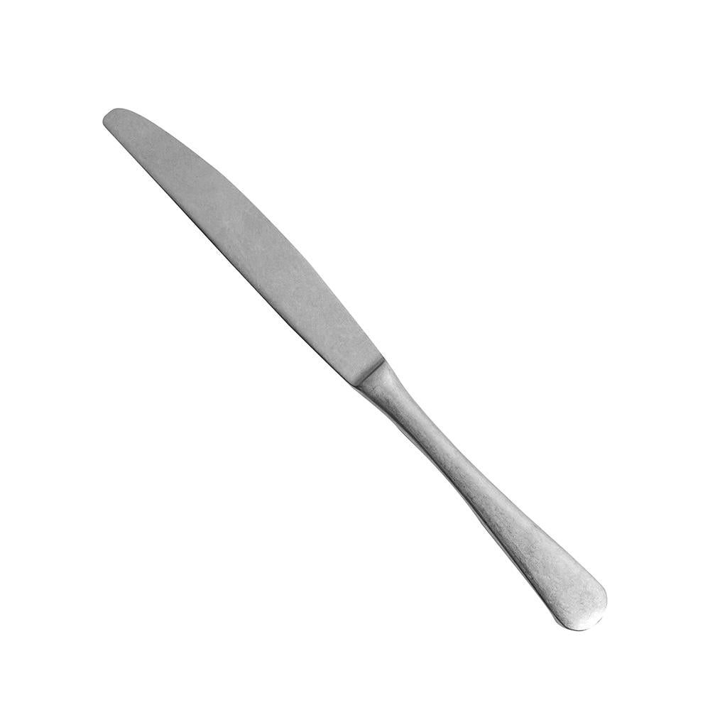 Glanzend metalen botermes, lang en dun, met afgerond handvat en plat lemmet. Effen witte achtergrond.