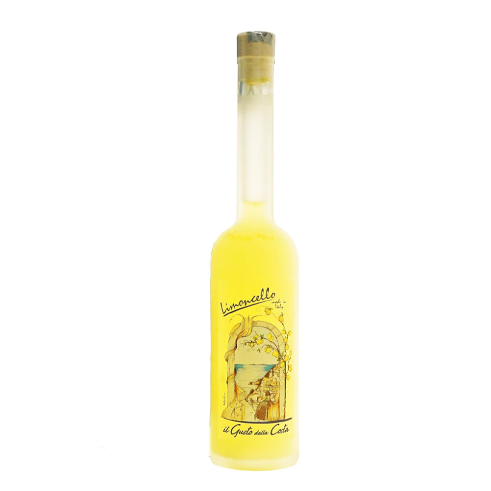 Bouteille de limoncello jaune translucide avec bouchon en liège et étiquette décorée de dessin de citrons et paysage côtier sur fond blanc