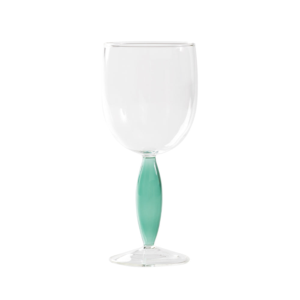 Copa transparente con tallo decorativo verde esmeralda brillante sobre fondo blanco neutro.