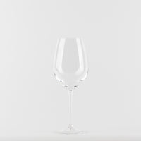 Transparent verre à vin en verre avec lsurgue tige et base rsurde sur fsurd blanc.