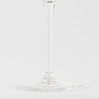 base et tige fine en verre transparent d'un calice sur fond blanc