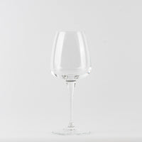 transparente copa de vino de vidrio csobre tallo fino sobre neutral fsobredo blanco