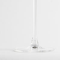 base et tige fines et transparentes d'un calice en verre sur fond blanc