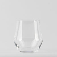 Transparentes Glas mit breiter Basis und leicht schmalerem Rand auf hellgrauem Hintergrund
