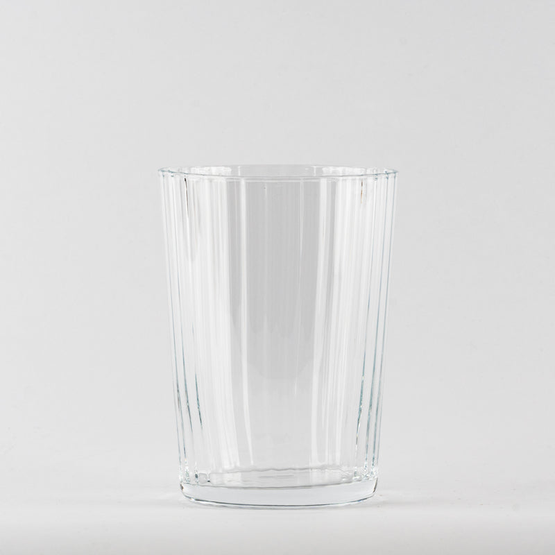 Transparant glas met verticaal geribbeld oppervlak op witte achtergrond
