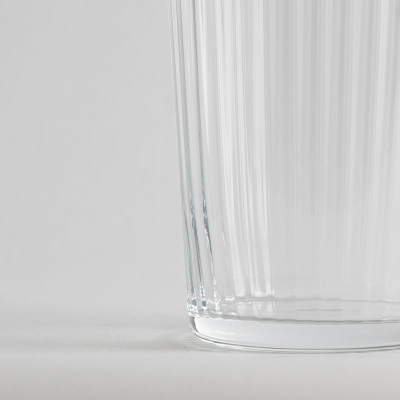 Onderkant van transparant glas met geribbeld oppervlak op uniforme lichte achtergrond
