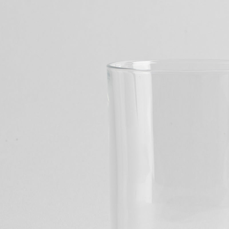 Verre transparent en verre avec rounded rim sur fsurd blanc.