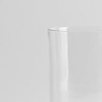 Verre transparent en verre avec bord lisse sur fond gris clair