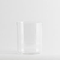 Transparent cylindrical glass in transparent glass sur uniform fsurd blanc.