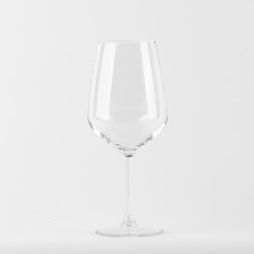 bicchiere da vino trasparente in vetro con gambo sottile su sfondo bianco uniforme