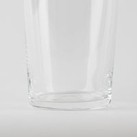 Vaso transparente de cristal con superficie lisa sobre fondo claro