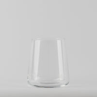 Transparant glas met ronde bodem en licht conische wanden op lichtgrijze achtergrond