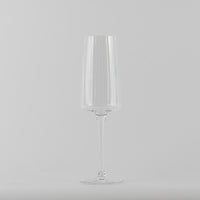 transparent champagne glass en verre avec tige fine sur uniform fsurd blanc