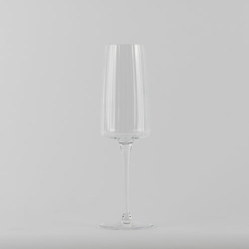 bicchiere di vetro trasparente per champagne con stelo sottile su sfondo bianco uniforme