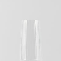 Verre transparent en verre avec surface lisse et reflets lumineux sur fond gris clair uniforme