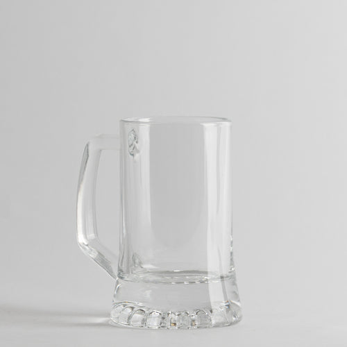Transparenter Glasbecher mit manico, zylindrische Form mit thick Fuß, hellgrauer Hintergrund.