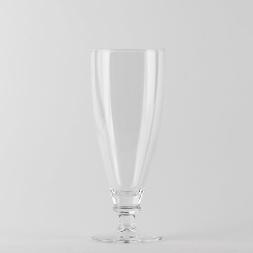 Transparentes Glas-Weinglas mit länglicher Form, Stiel und rundem Fuß auf weißem Hintergrund